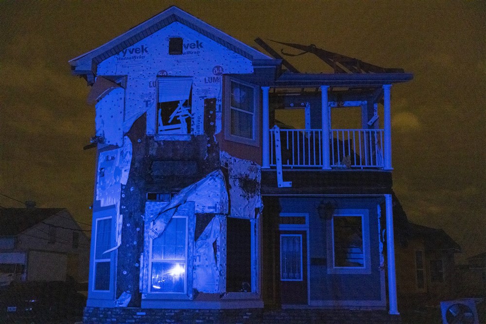 Șase state din SUA au rămas fără curent electric, după ce au fost lovite de tornade și de o furtună violentă