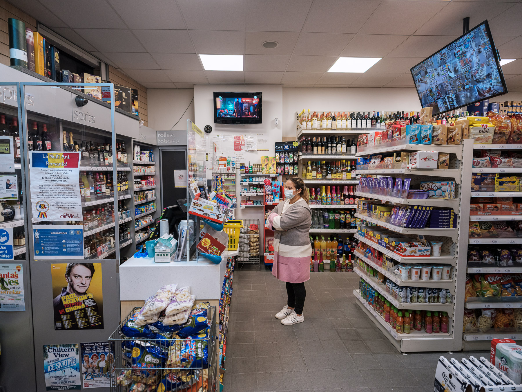 Sărbători departe de casă. La magazinul românesc dintr-un oraș din Marea Britanie, românii simt dorul. „Suntem cu inimile împărțite”
