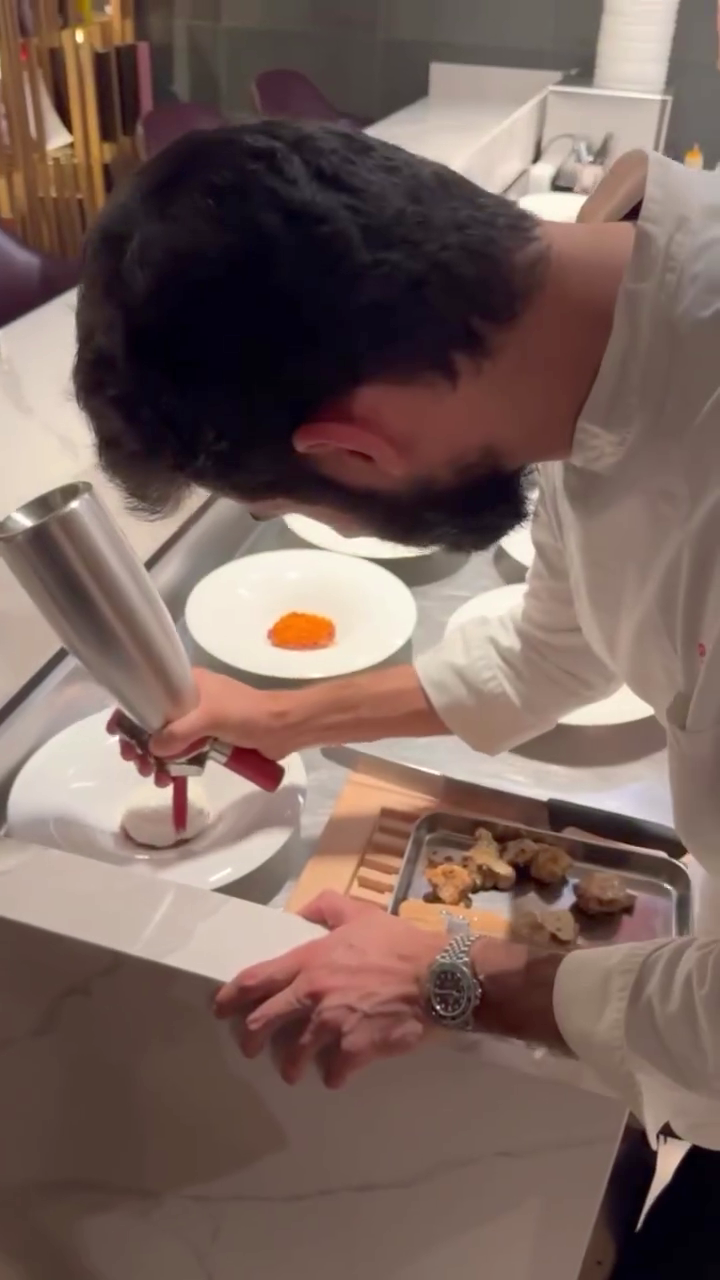 Un român a gătit o trufă la o cină exclusivistă de 10.000 de euro, într-un restaurant cu o stea Michelin, din Italia