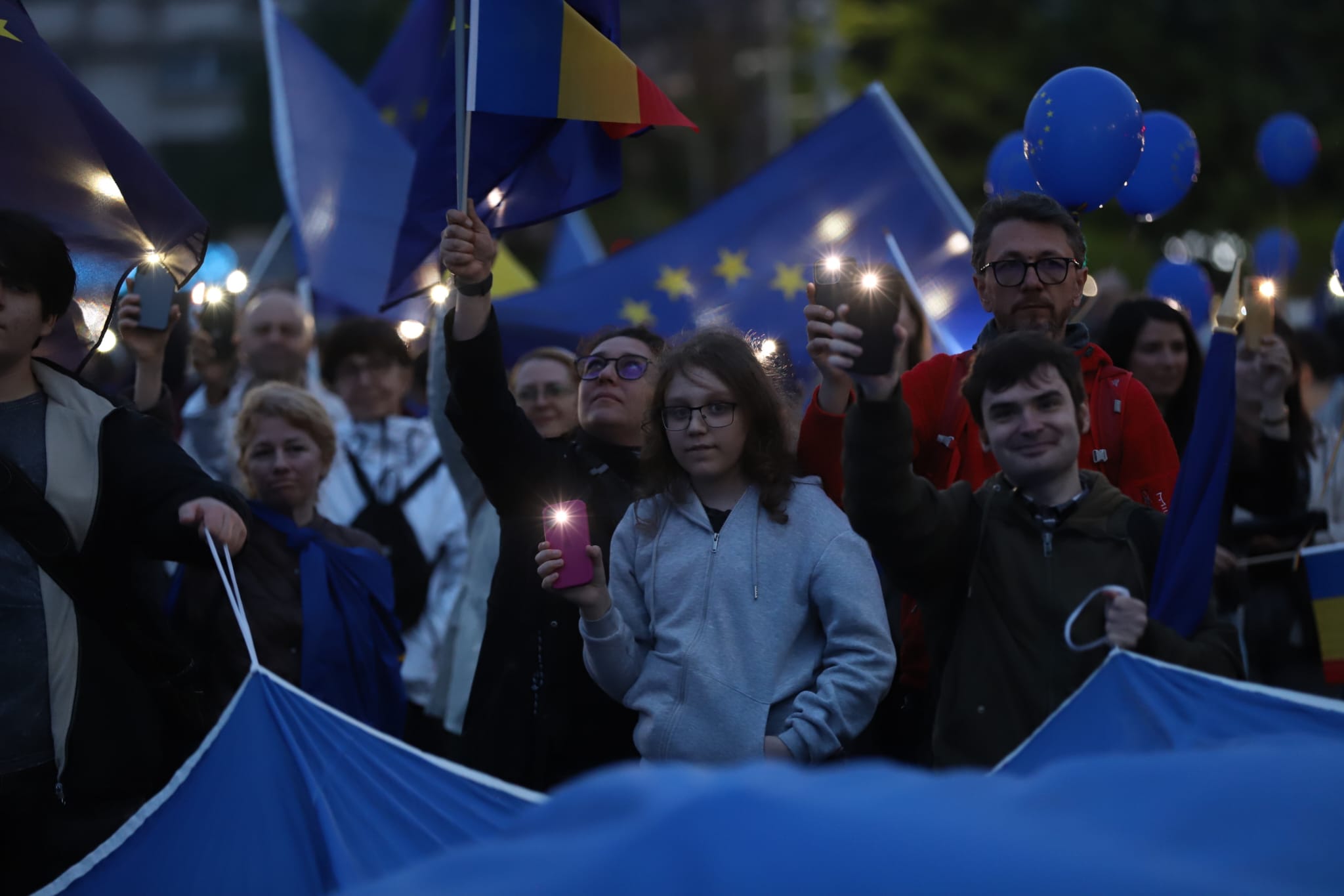 Manifestație pro-Europa cu prezență slabă. Tudor Chirilă: „Sǎ ciocnim un păhărel pentru România în Europa”
