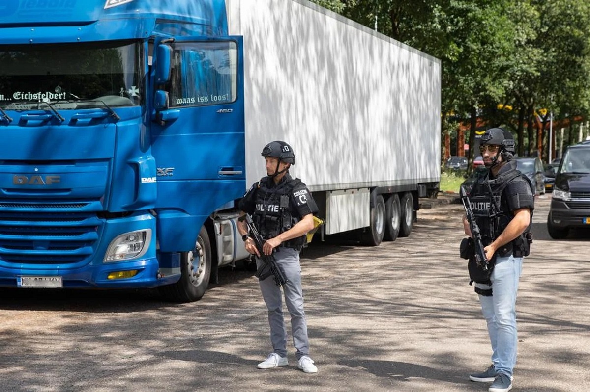 S-a aflat de ce polițiști înarmați până în dinți au păzit camionul unui șofer român în timp ce era percheziționat de criminaliști, în Olanda