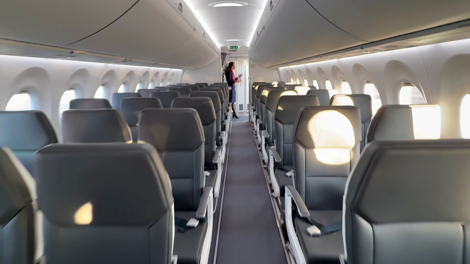 Meniu de lux în cel mai nou Airbus al unei companii românești! Libertatea a urcat la bordul noului avion de peste 100 de milioane de euro
