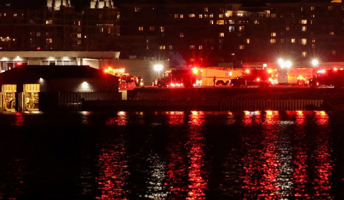 Un avion cu 60 de pasageri și un elicopter al armatei americane s-au ciocnit deasupra Washingtonului. Peste 30 de cadavre au fost scoase din râul Potomac | VIDEO