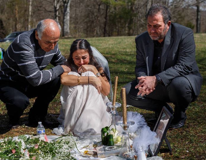 O mireasă plânge la mormântul logodnicului său, în ziua nunții lor. A fost ucis cu doar câteva săptămâni înainte de eveniment (FOTO)
