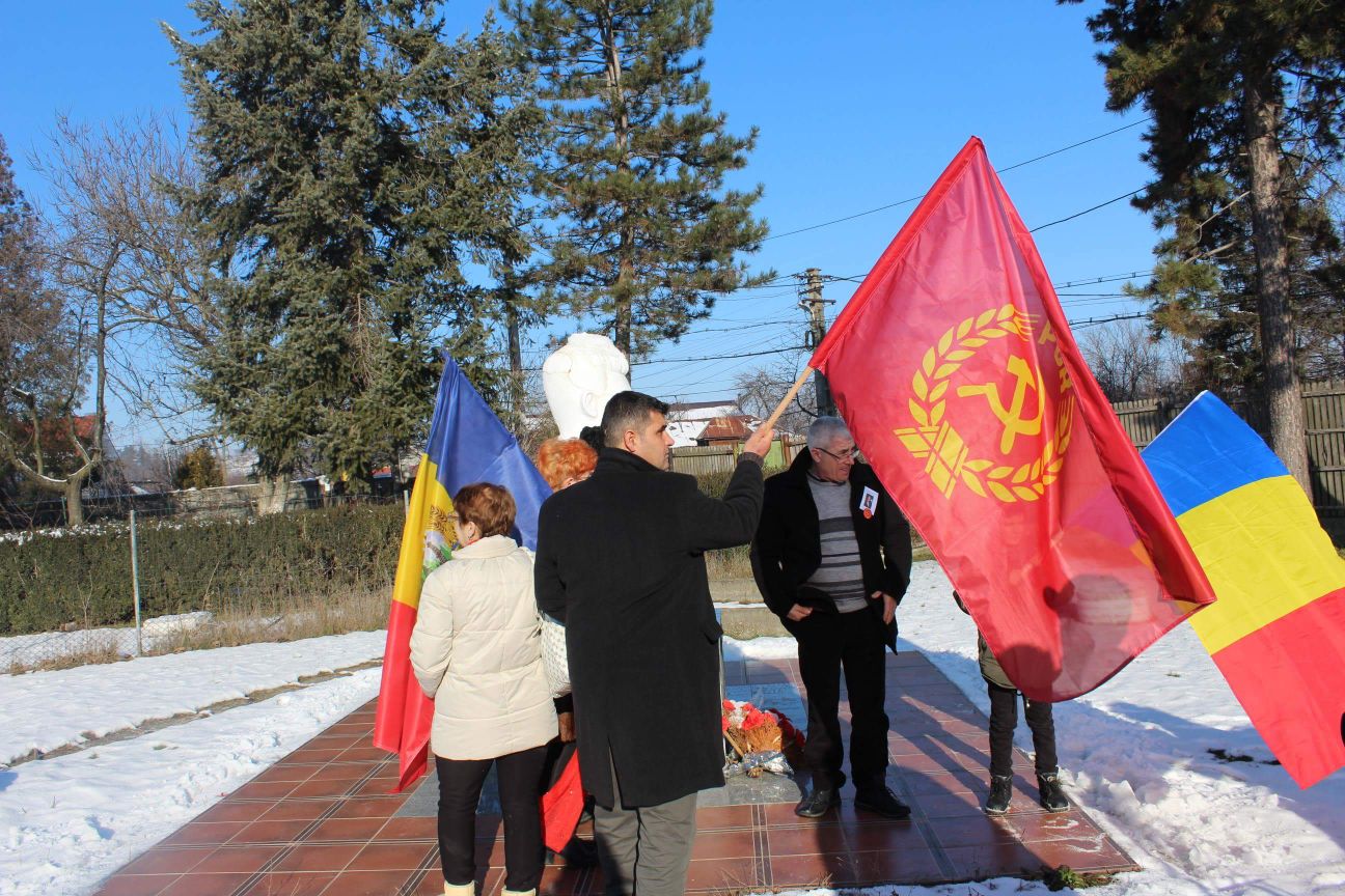 REPORTAJ: Nostalgicii lui Ceaușescu, la Scornicești: “Să-l declarăm sfânt al poporului şi al neamului dac”/FOTO&VIDEO