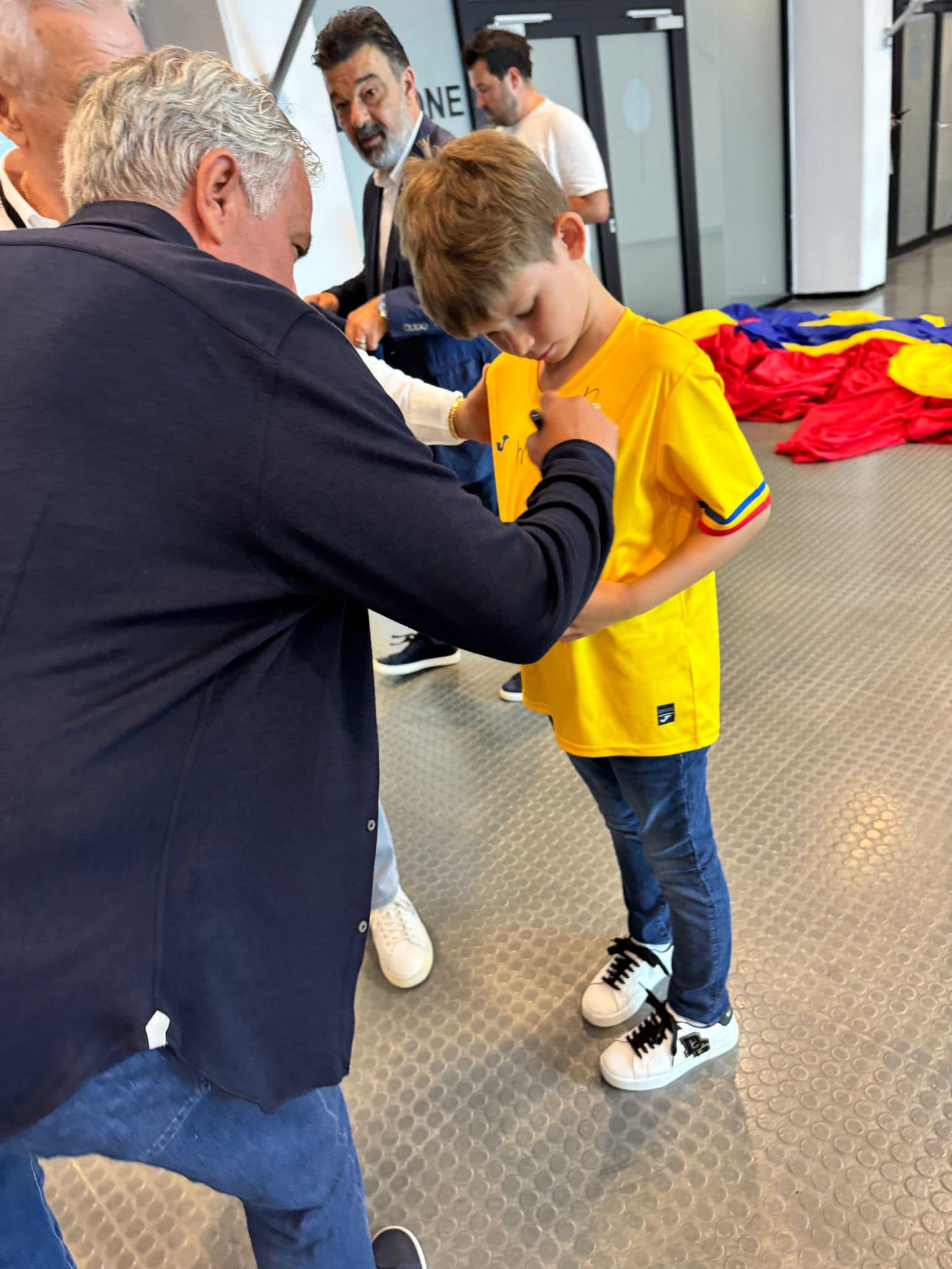 Imagini rare cu băiețelul Valentinei Pelinel și al lui Cristi Borcea. Milan s-a pozat alături de marii fotbaliști ai României