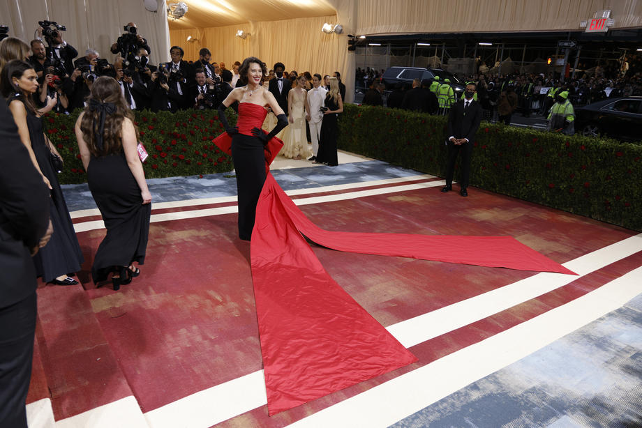 Ținute spectaculoase la Met Gala 2022. O celebră actriță s-a dezbrăcat pe covorul roșu și a apărut cu sânii la vedere