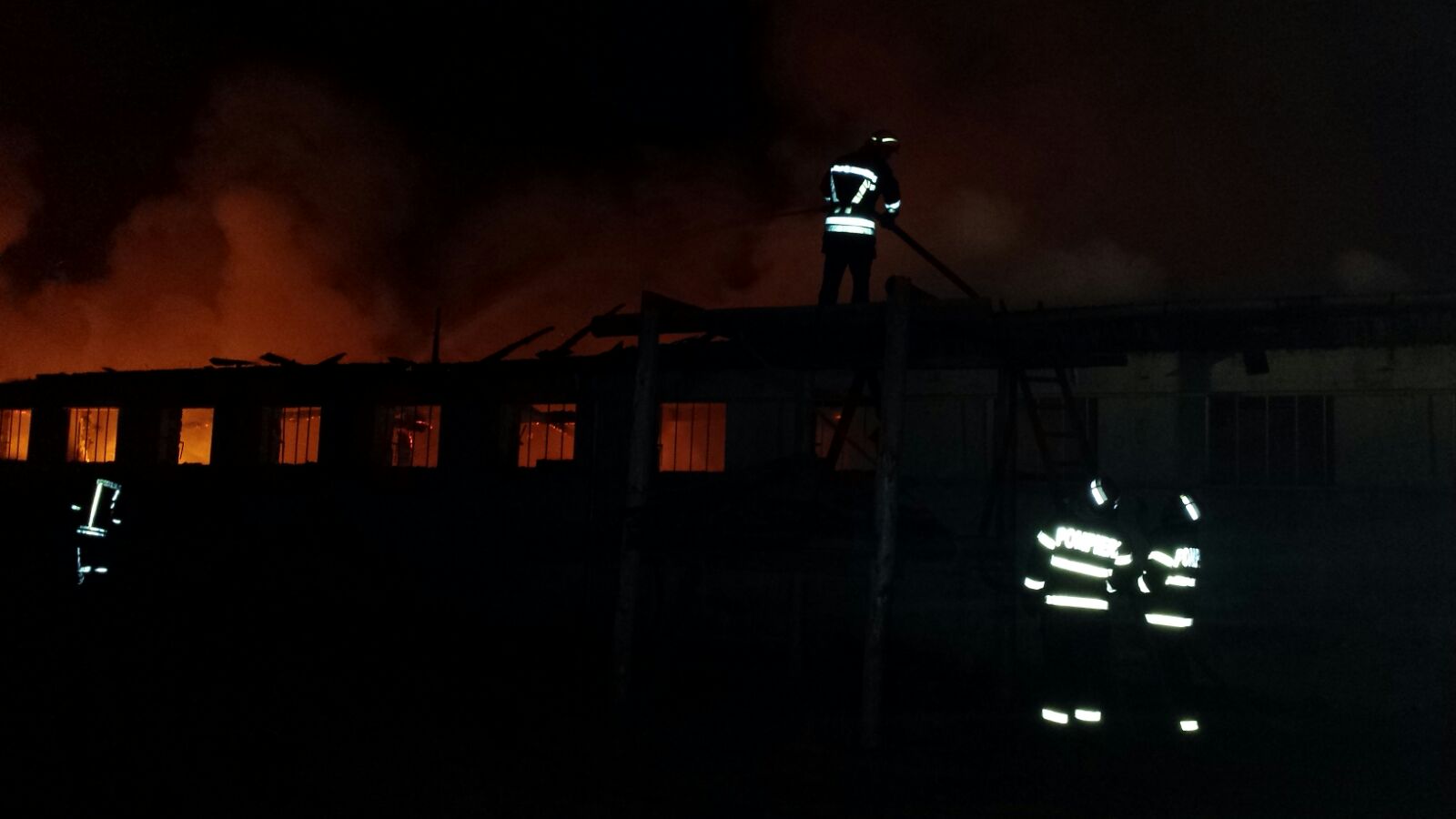 INCENDIU la un depozit de mobilă! Pompierii au intervenit cu 10 autospeciale! GALERIE FOTO&VIDEO