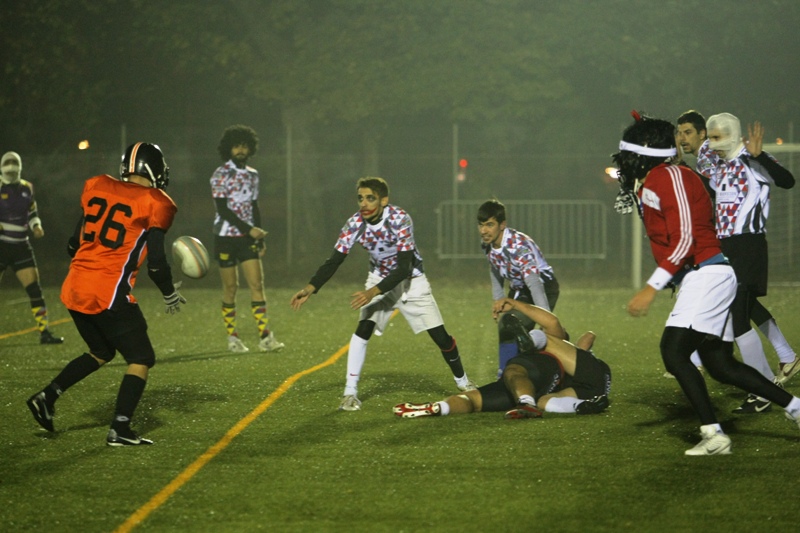 FOTO / Meci de groază la ”Arcul de Triumf”! Arlechinii şi Rebelii au jucat rugby-fotbal american