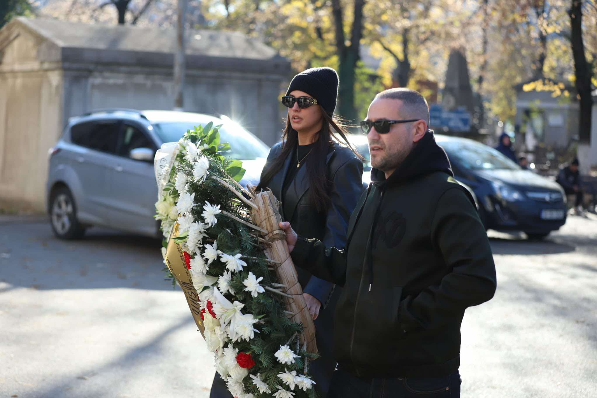 Familia și artiștii, ultim omagiu pentru Gabriel Cotabiță. Imagini de la Cimitirul Bellu EXCLUSIV