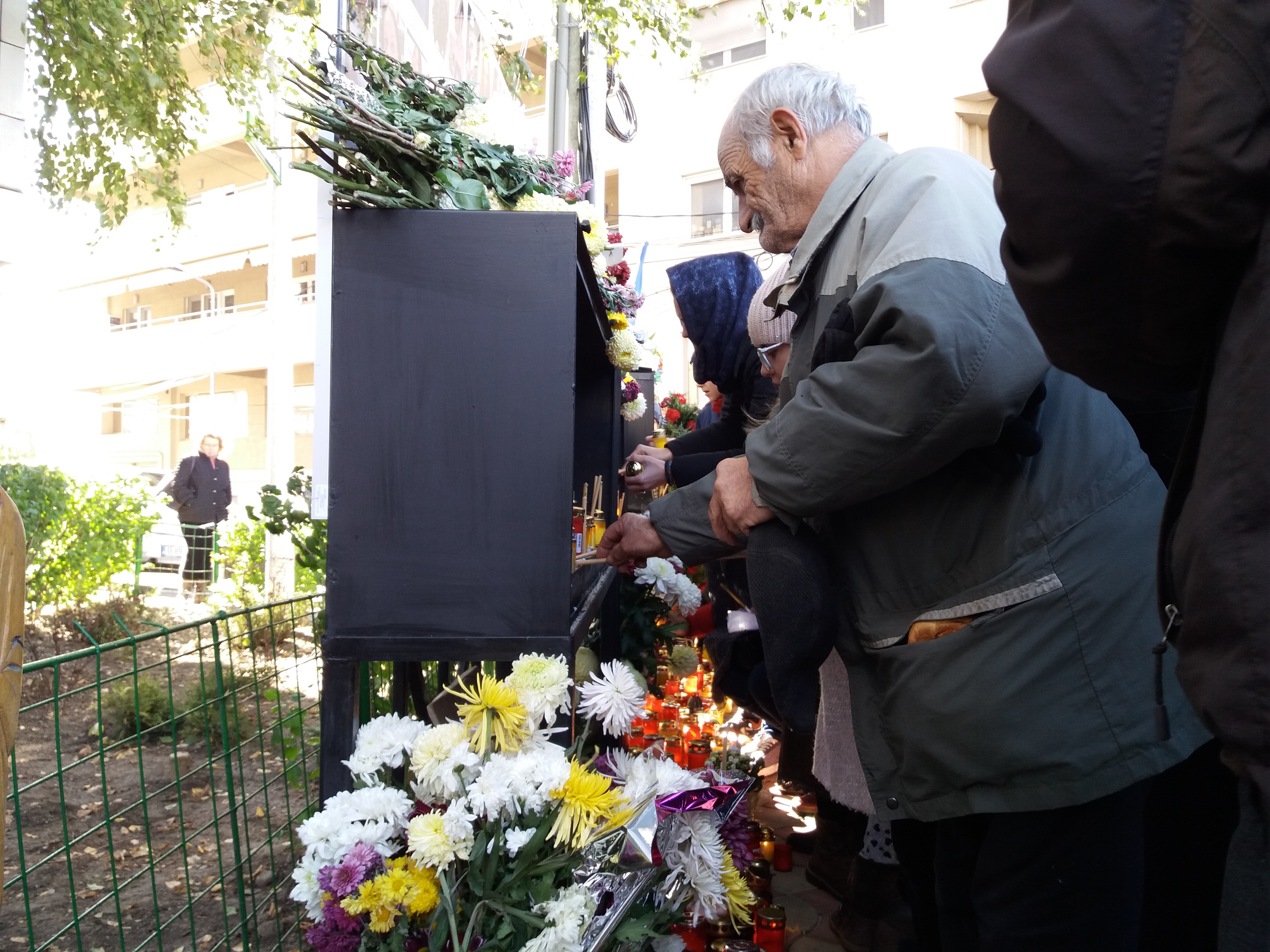 Doi ani de la tragedia din Colectiv! Doar câteva zeci de persoane, la slujba de pomenire din fața clubului ucigaș. Prea puțini oameni pentru un Colectiv așa de mare!