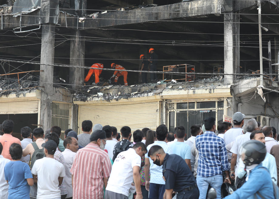 Clădire de birouri din Delhi, mistuită de incendiu. Sunt 27 de morți și zeci de dispăruți