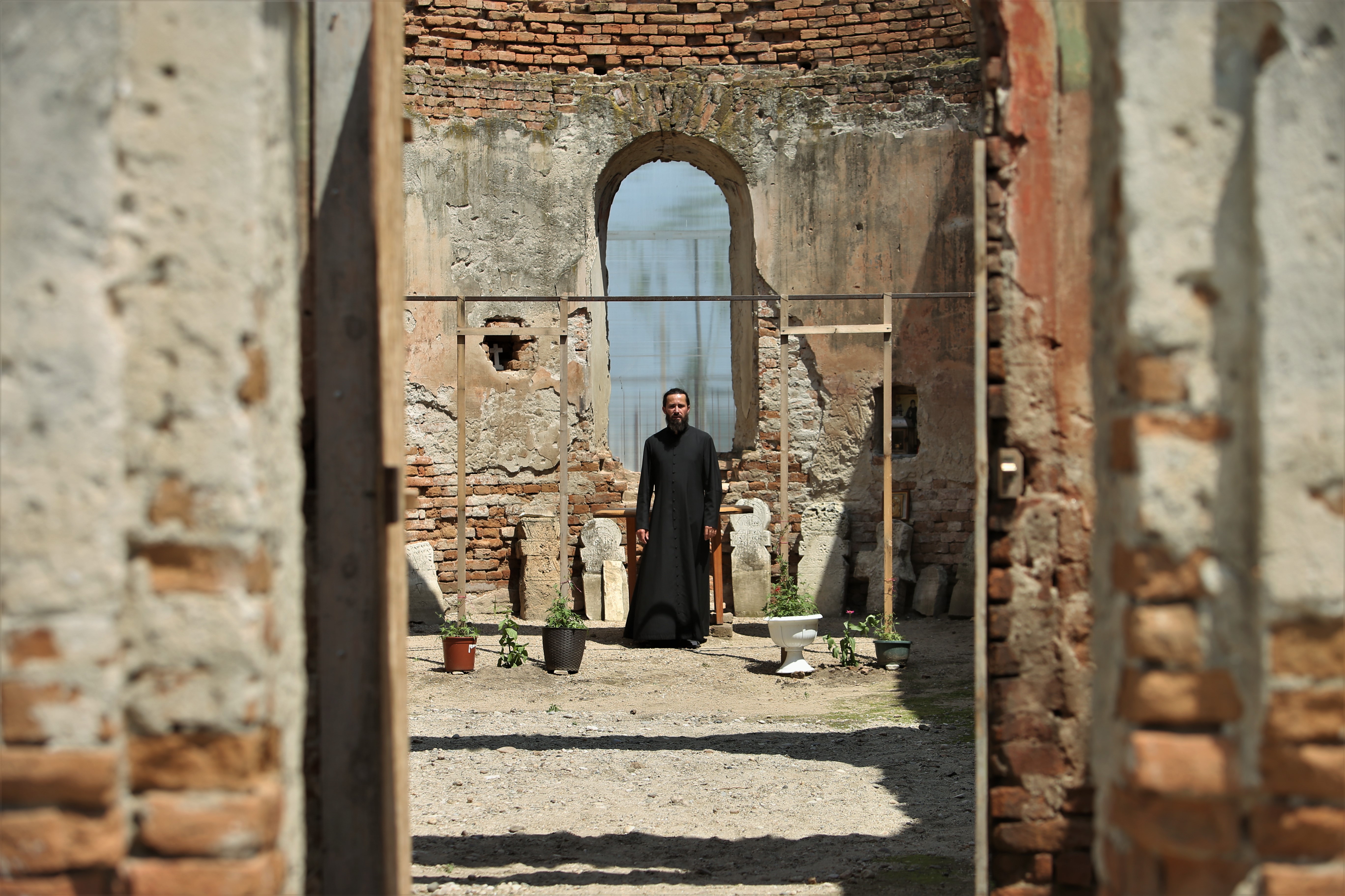 Izolare sau sihăstrie. De un an jumătate, călugărul Justinian este starețul unei biserici-ruină, din Teleorman