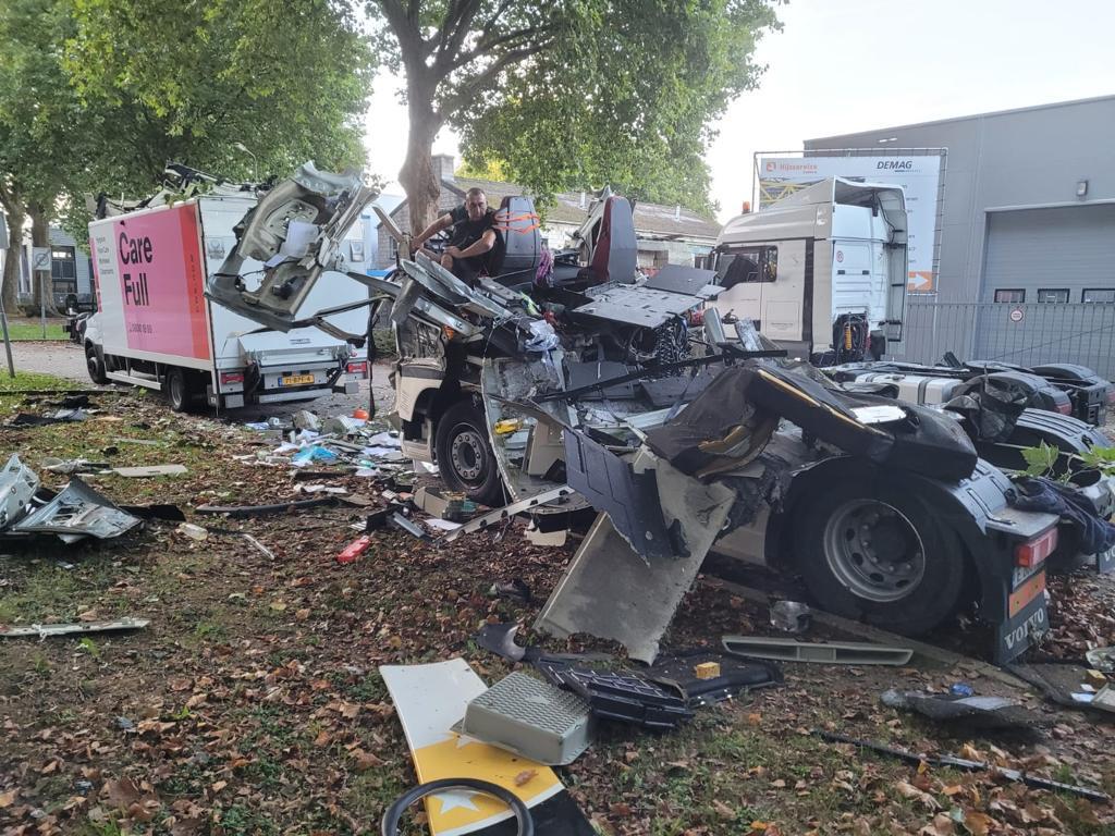 Cabina unui camion a sărit în aer într-o parcare din Olanda. Momentul exploziei a fost filmat | VIDEO