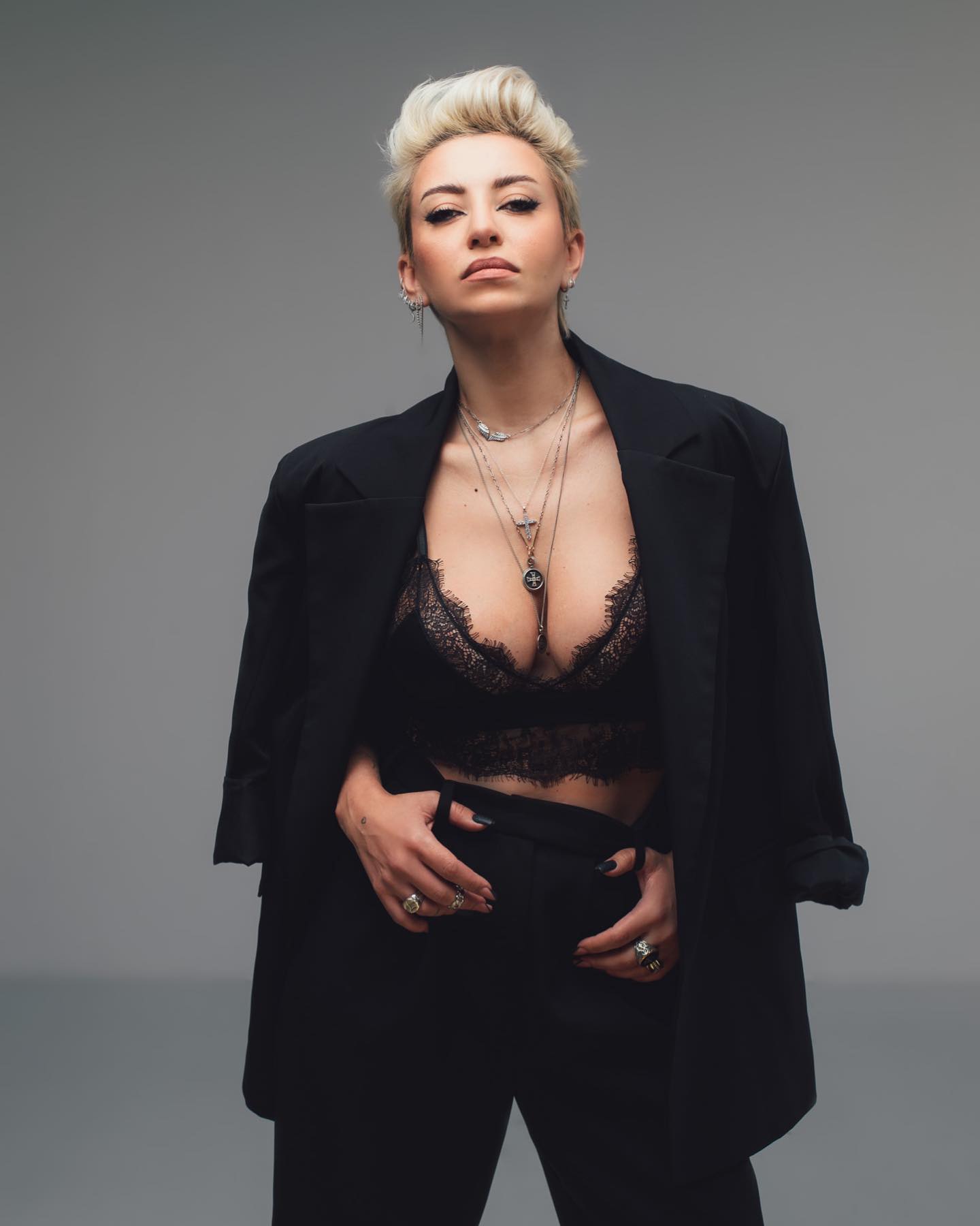 Giulia Anghelescu, criticată pentru pozele îndrăznețe: „Mi le face soțul”. Are grijă singură de casă