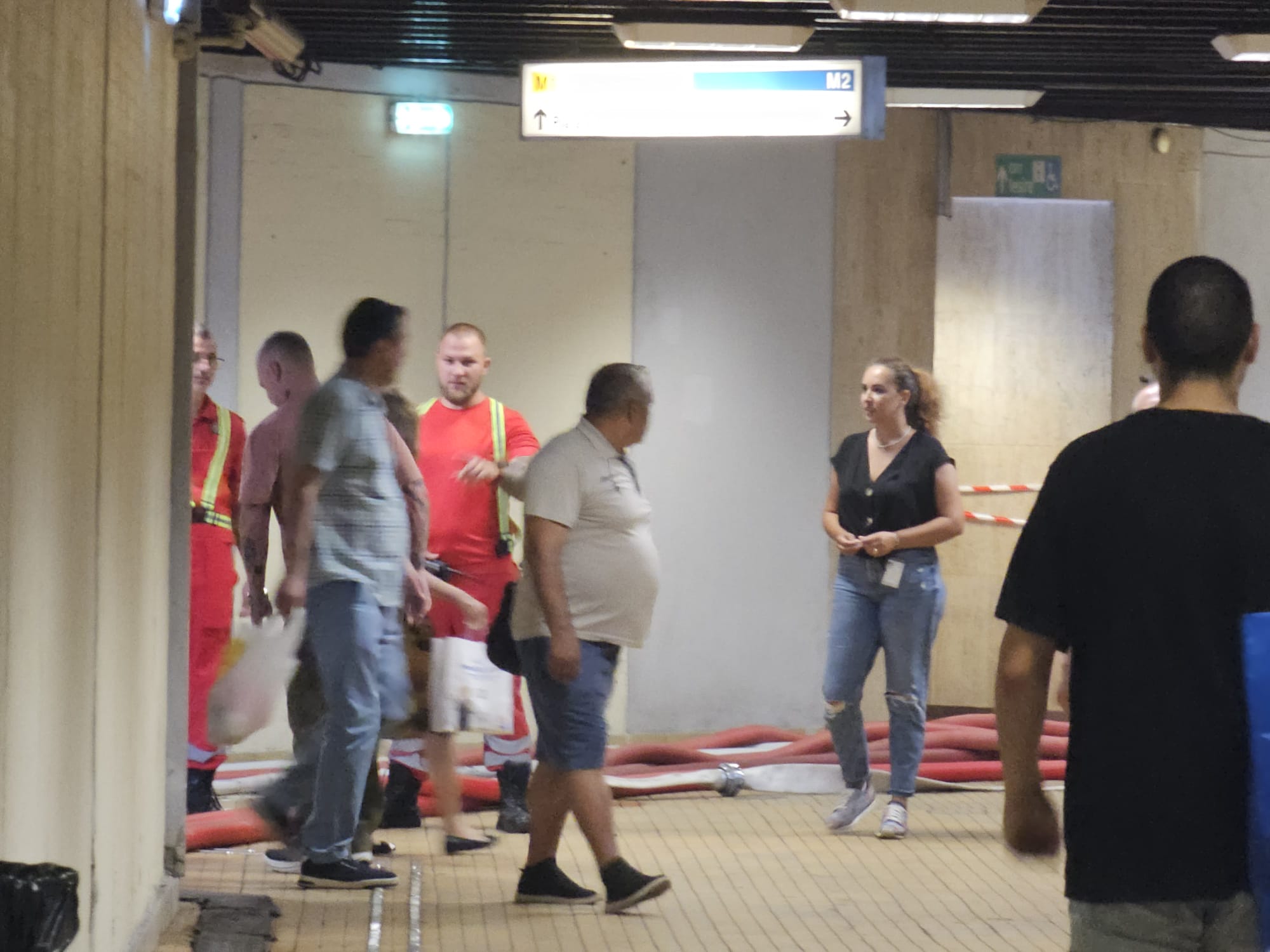 Bilanț negru al potopului în București și Ilfov: 1.000 de copaci căzuți, sute de case inundate, 456 de mașini distruse. Stația Piața Victoriei 2 rămâne închisă