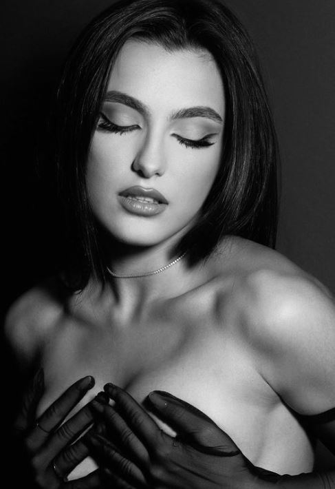 Alexia Eram a pozat fără sutien. Mesajul transmis de fiica Andreei Esca: „Prevenția vă poate salva viața”