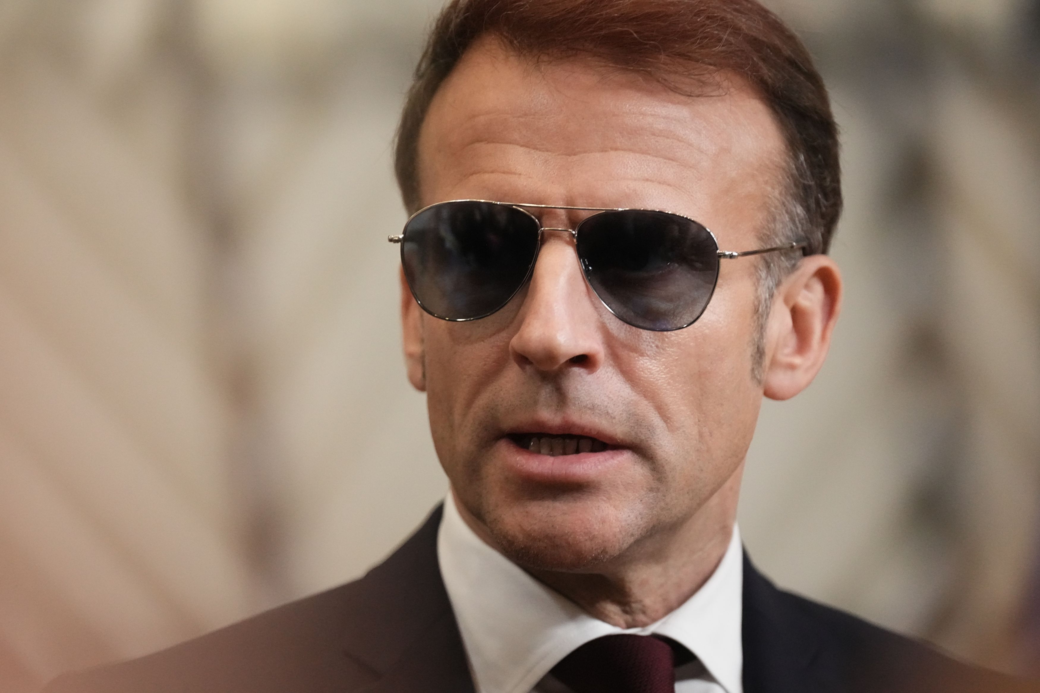 Cătălin Botezatu, despre ochelarii de soare purtați de Emmanuel Macron. Cât costă un astfel de model: „Un brand de lux cu istorie de peste un secol”