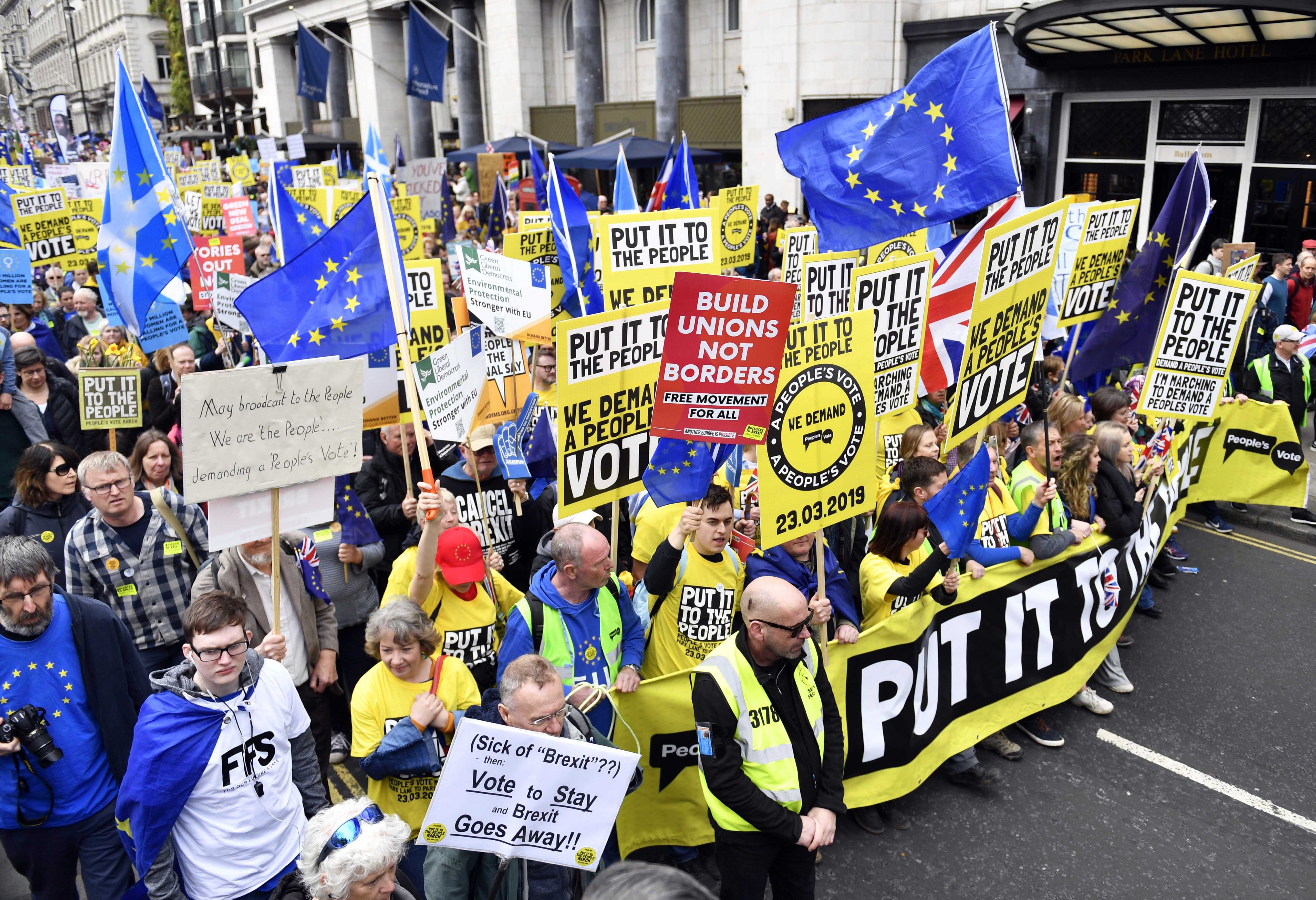 Sute de mii de oameni au protestat la Londra pentru organizarea unui nou referendum pe tema Brexitului (FOTO & VIDEO)