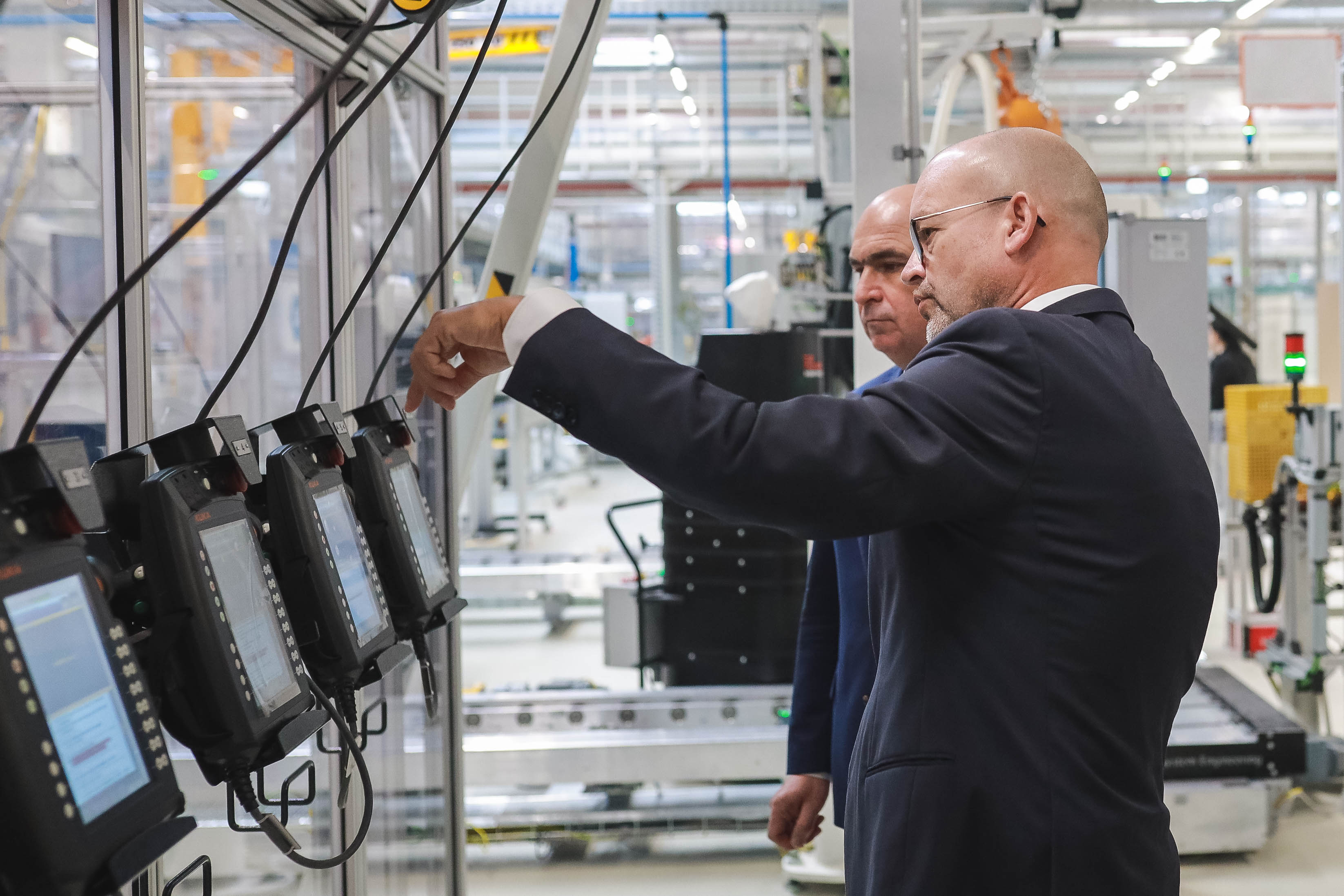 500 de locuri de muncă la noua linie de producție Mercedes-Benz de la Sebeș. A costat peste 100 de milioane de euro și este destinată exclusiv diviziei electrice