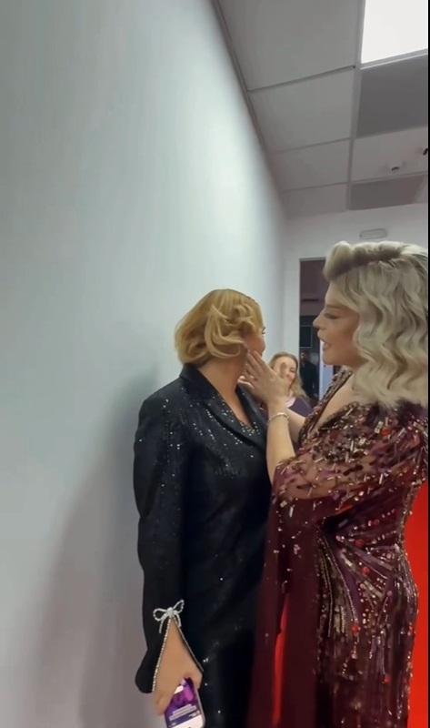 Moment de culise cu Loredana Groza și Andreea Esca. Cântăreața e surprinsă de părul prezentatoarei: „Această «instalație» o recomand pentru sărbători”