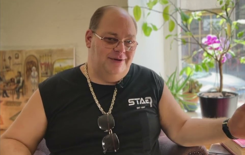 Kiakadt a mulatós sztár: szerinte meggyalázták a WC-kefével az édesanyja és a muzsikus felmenői szobrát Józsefvárosban