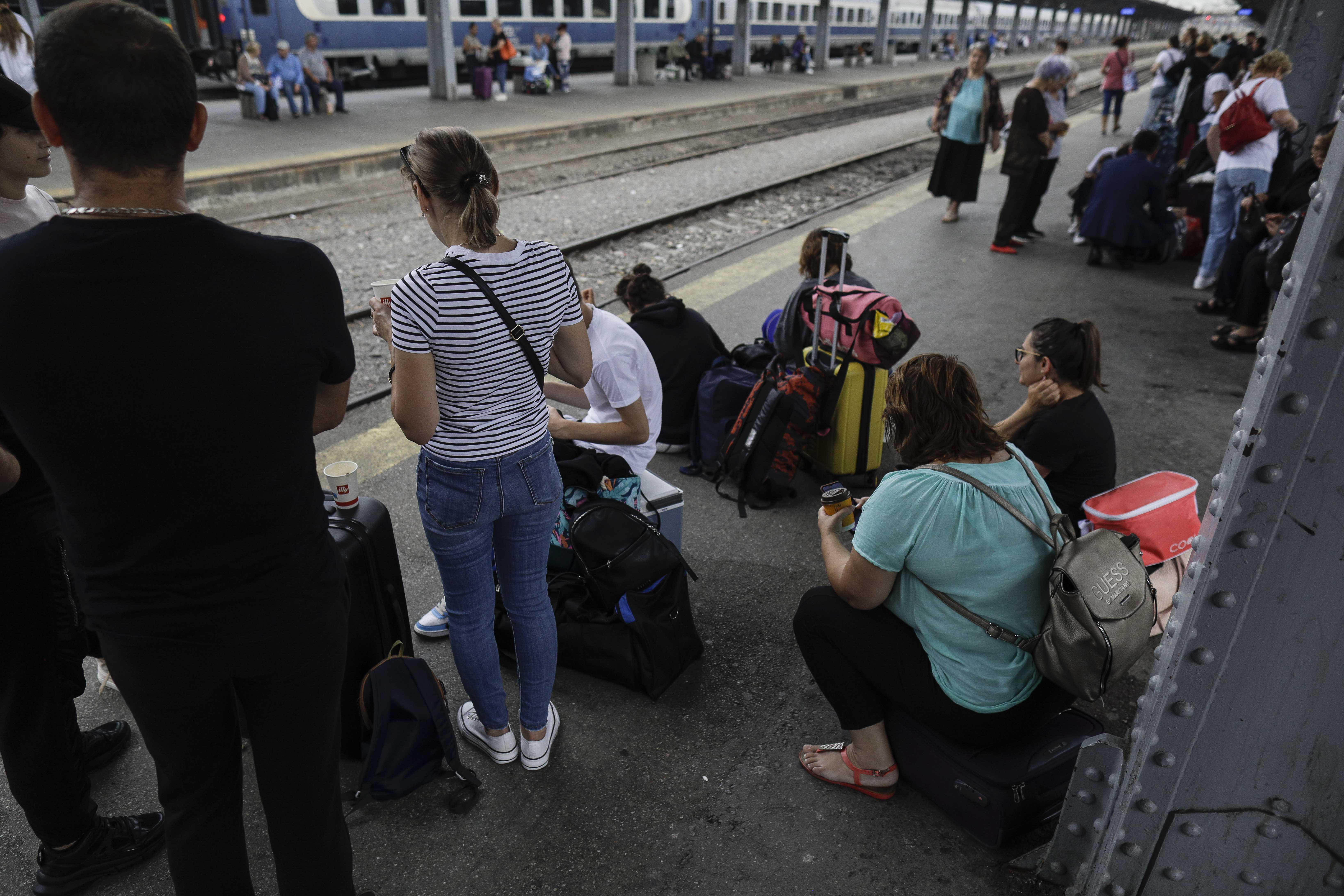 Haos pe calea ferată, după greva din CFR. Trenurile nu au circulat timp de două ore și au și sute de minute întârziere în Gara de Nord