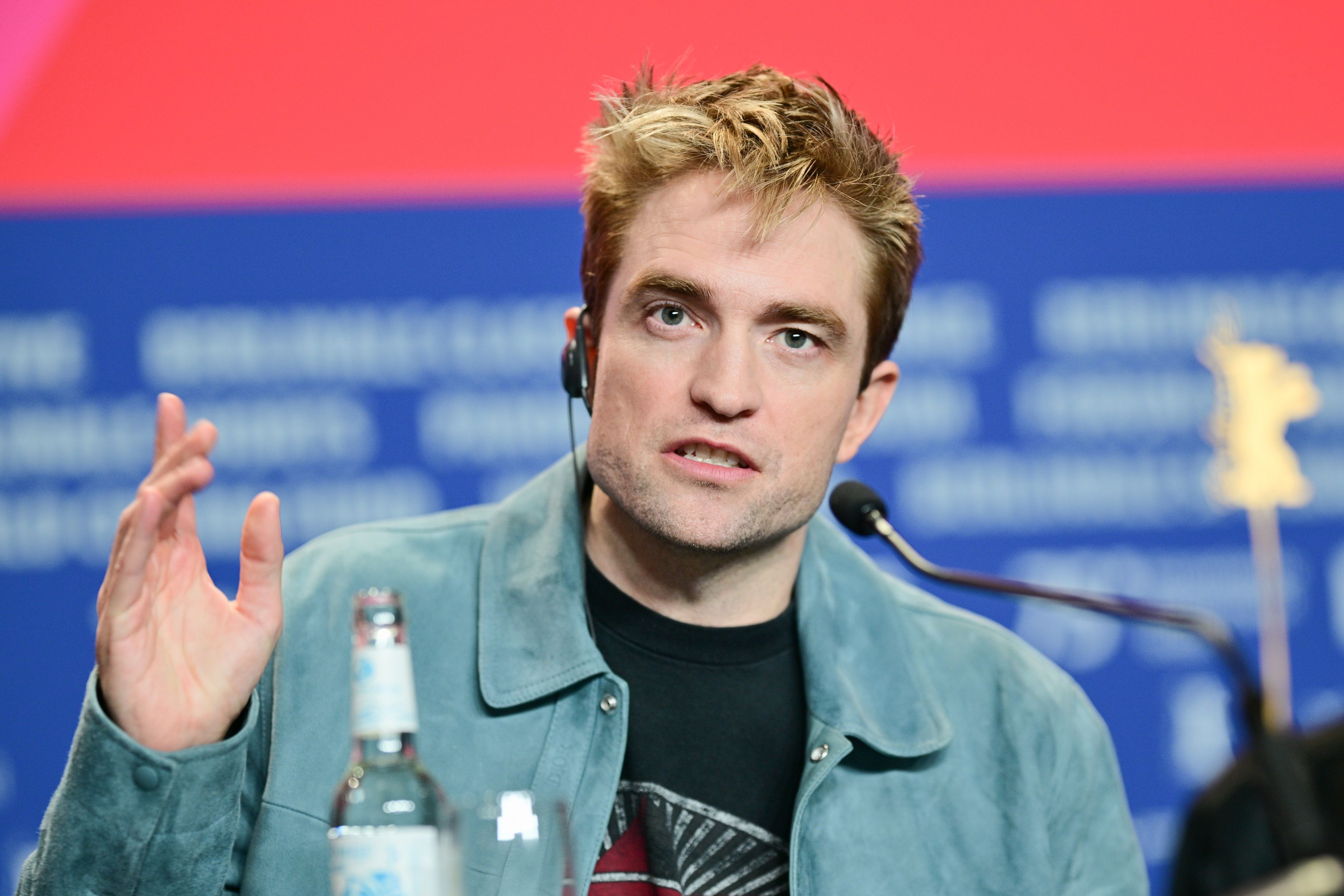 Interviu exclusiv cu Robert Pattinson despre „Mickey 17”, noul film în care apare. Ce spune despre regizorul Bong Joon Ho și actrița Naomi Ackie