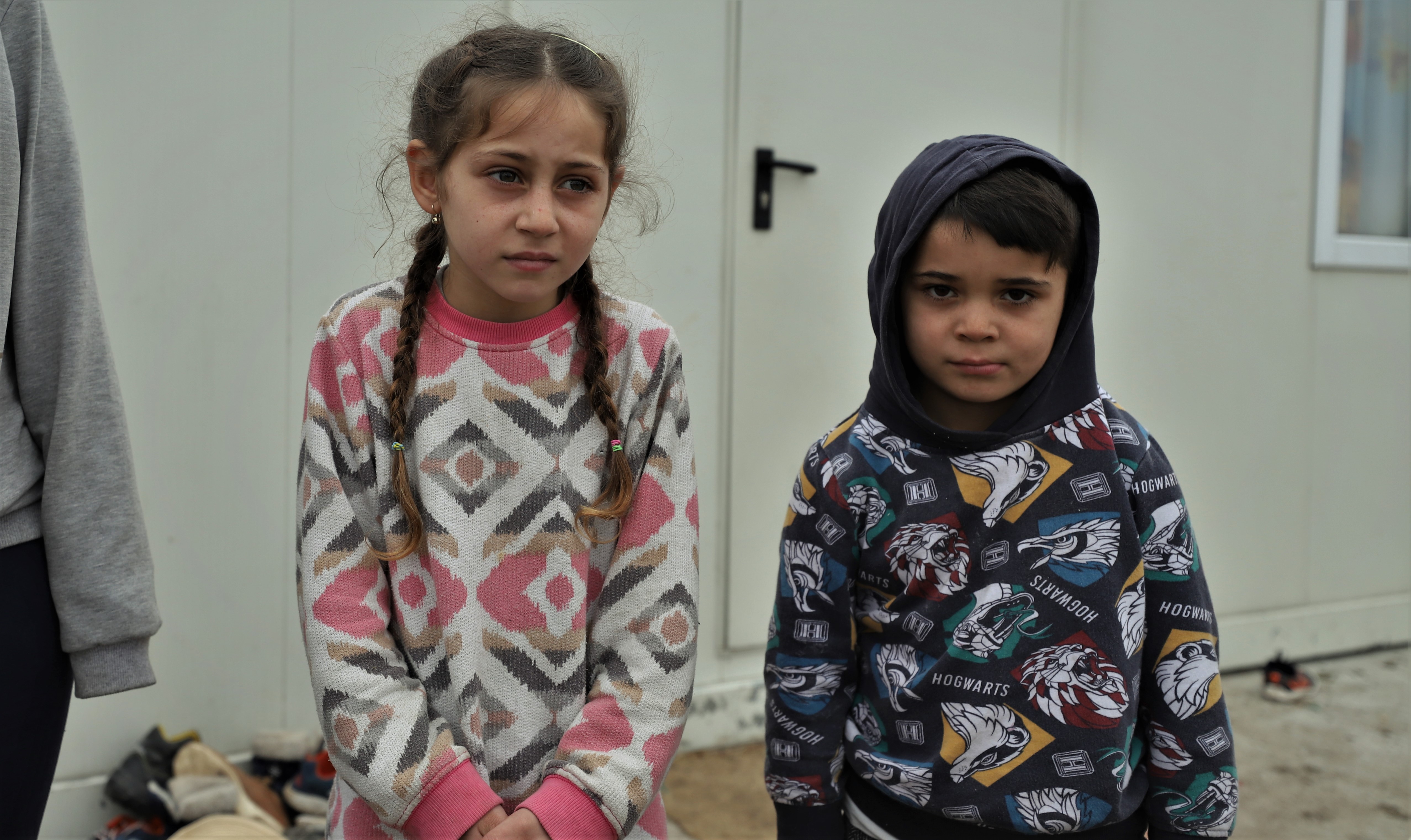 REPORTAJ. Viața chinuită a unei familii cu cinci copii, care s-a mutat din grajd în container: „Primăria nu ne dă hârtie să ne legăm la curent”. De ce i-a lăsat și fără ajutorul social