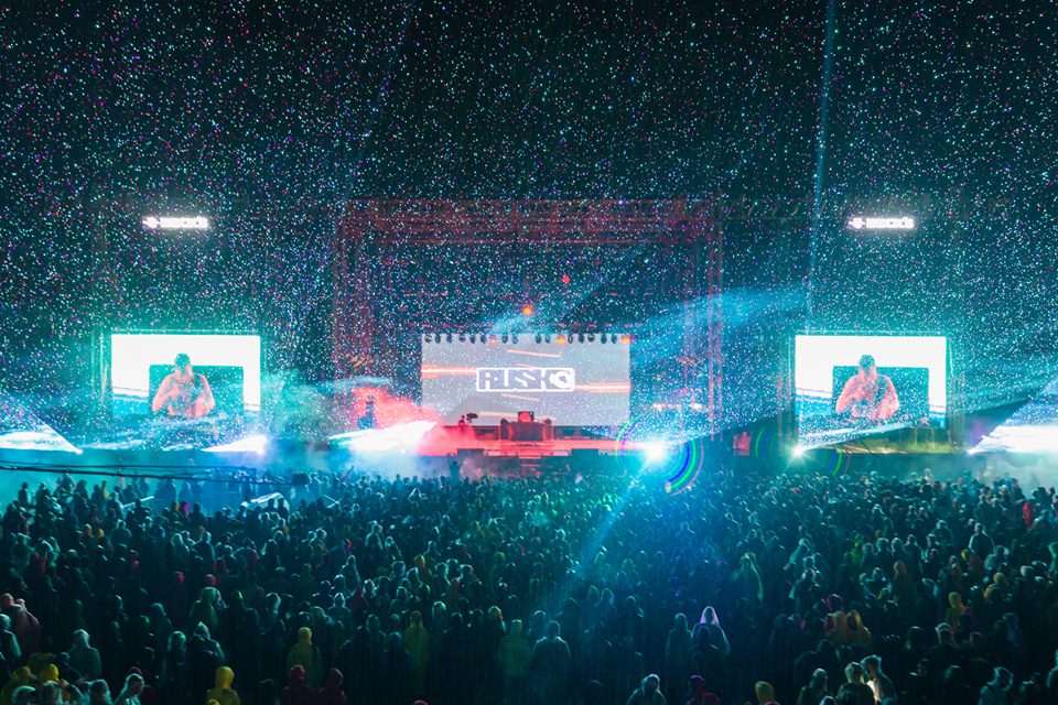 Electric Castle, a doua zi de concerte și de... ploaie | Chitaristul de la Enter Shikari, purtat pe brațe de spectatori