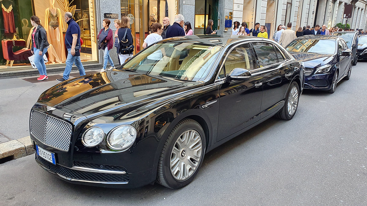 La pas pe cea mai luxoasă stradă din Europa. Un metru pătrat construit valorează 38.000 de euro, iar magazinele celebre produc 12% din venitul brut pe cap de locuitor al orașului Milano!