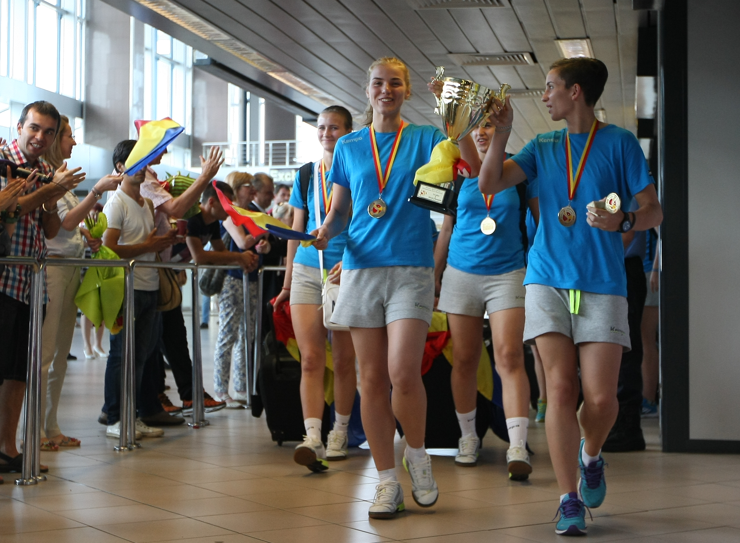 GALERIE FOTO / Campioanele mondiale au adus Cupa acasă  