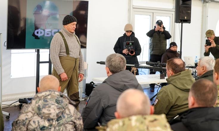 O femeie este cea mai bună lunetistă dintre guvernatorii lui Vladimir Putin: „Trebuie să fim gata să luăm arma în mâini ca să apărăm patria”