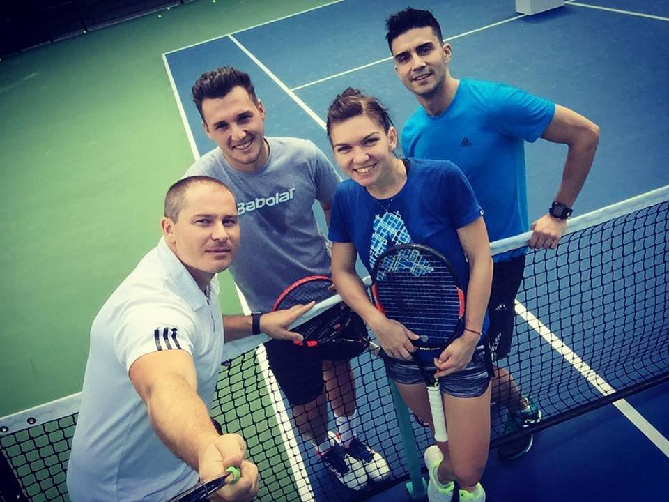 Din Dubai, Simona Halep le-a transmis fanilor ei îndrăgostiți un mesaj de Valentine's Day. O face zâmbind, dintr-o fotografie în care apare alături de Garbine Muguruza, autoarea afirmației: ”Noi, fetele, ne urâm între noi. La propriu. Cine spune altceva, minte!” / FOTO