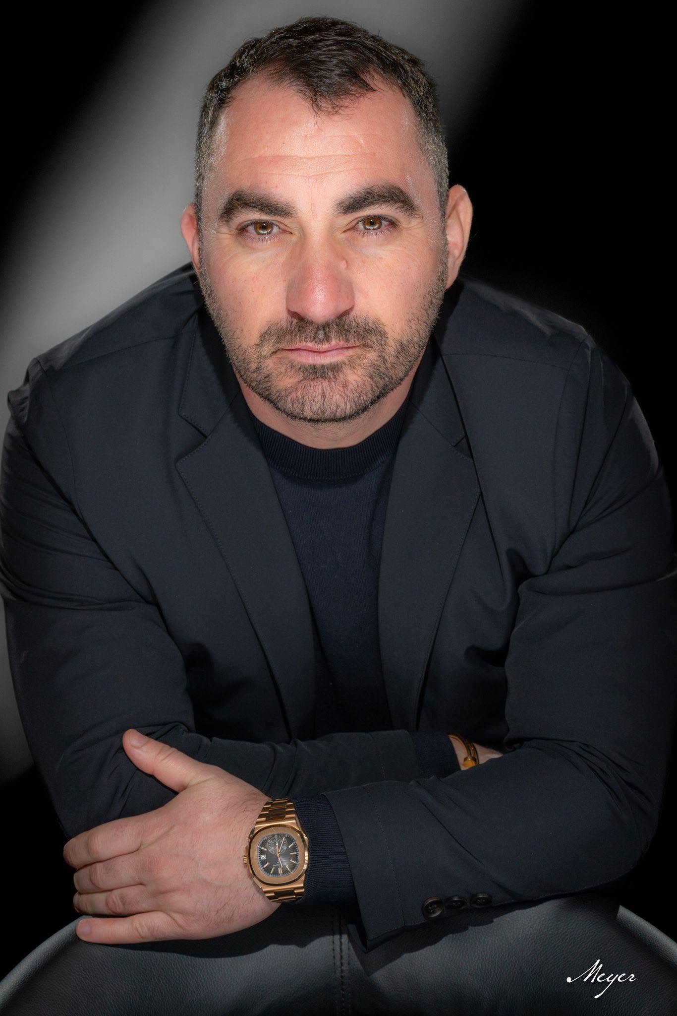 Paul Nicolau (Pescobar) este prezentatorul noului show „Pe muchie de cuțit” de la Pro TV, adaptarea românească a „Kitchen Nightmares”