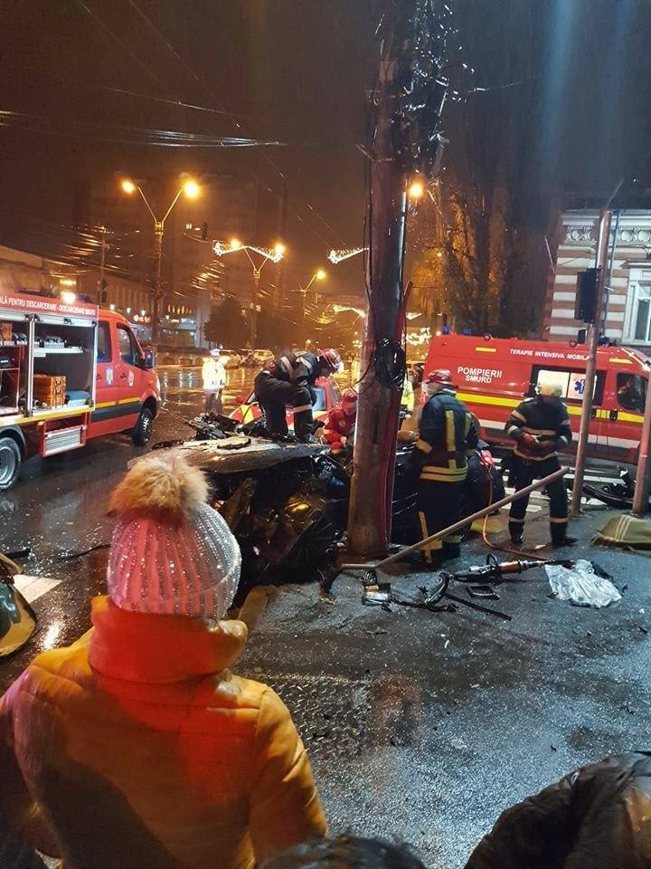 Accident în Galați, soldat cu doi morți și doi răniți. Oamenii au intrat cu mașina într-un stâlp