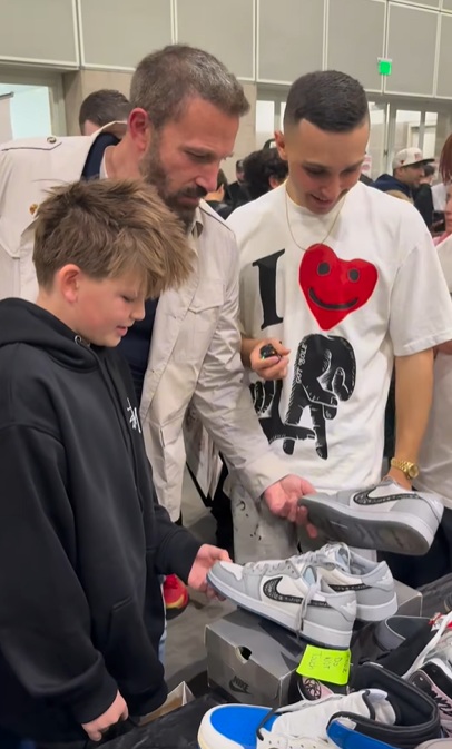Reacția lui Ben Affleck când fiul său i-a cerut o pereche de adidași de 6.000 de dolari. Trucul folosit la cumpărături