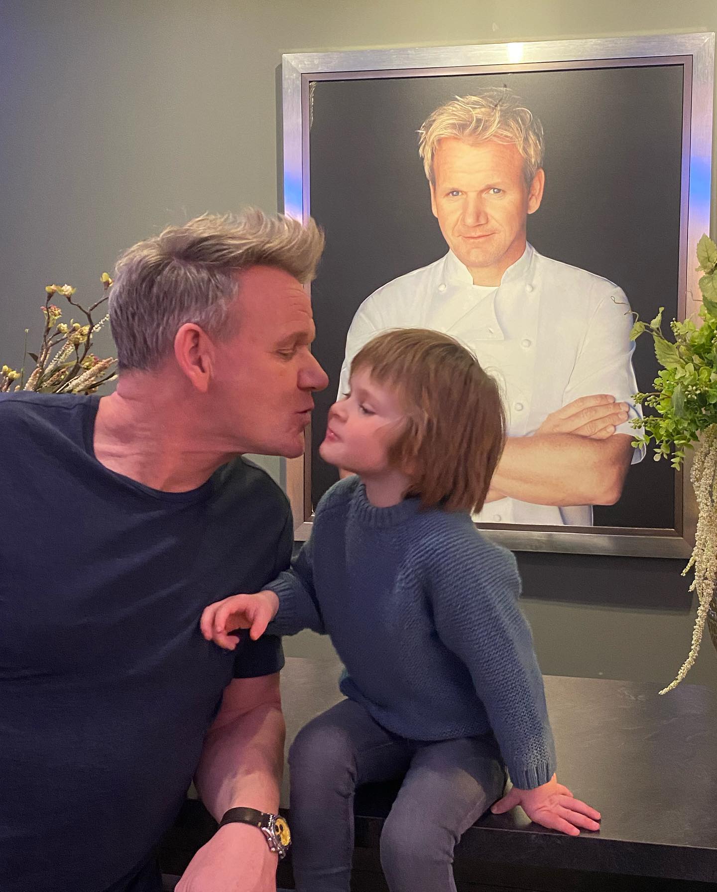 Gordon Ramsay, tată pentru a șasea oară: „3 băieți, 3 fete… Gata!”. Prima imagine cu fiul celebrului bucătar