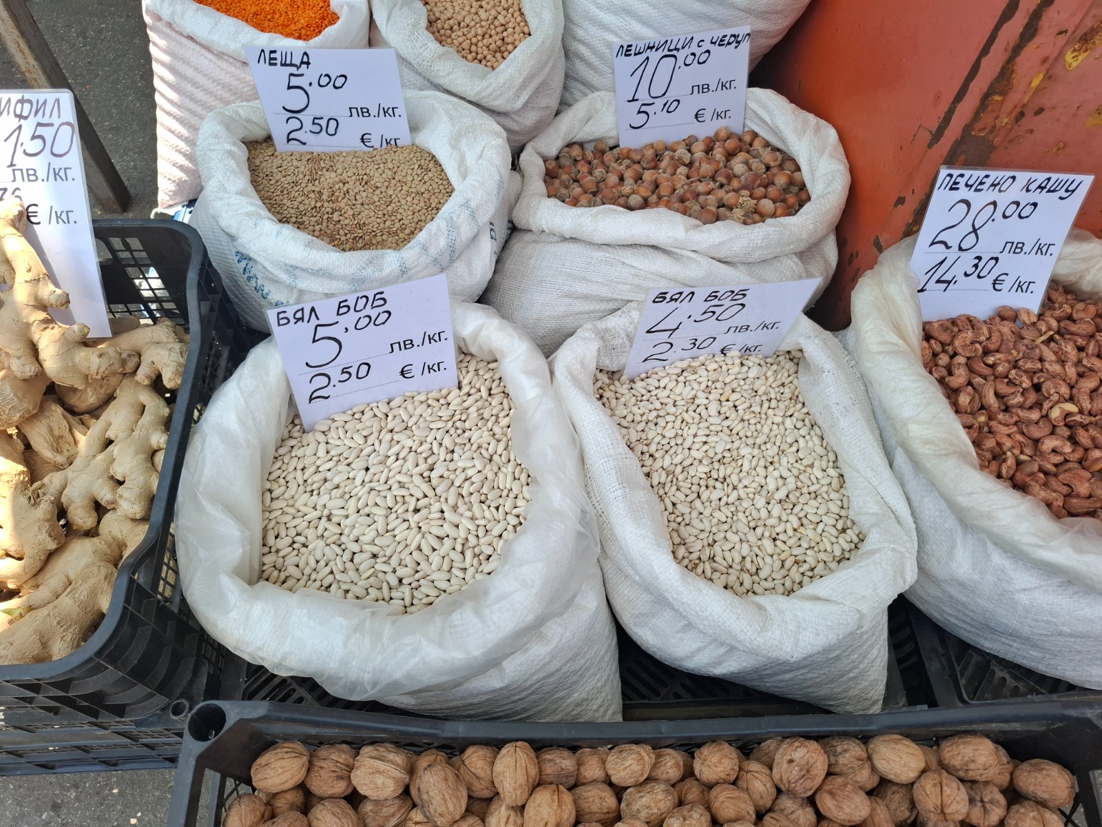 Experiment Libertatea. Cum sunt preţurile la alimente în Bulgaria faţă de România, în pieţe şi la hipermarket. Marile surprize de la raft