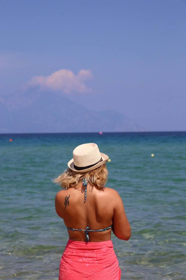 Cum arată Miki, ex K-pital, în costum de baie. Vacanță pe cinste în Grecia | FOTO