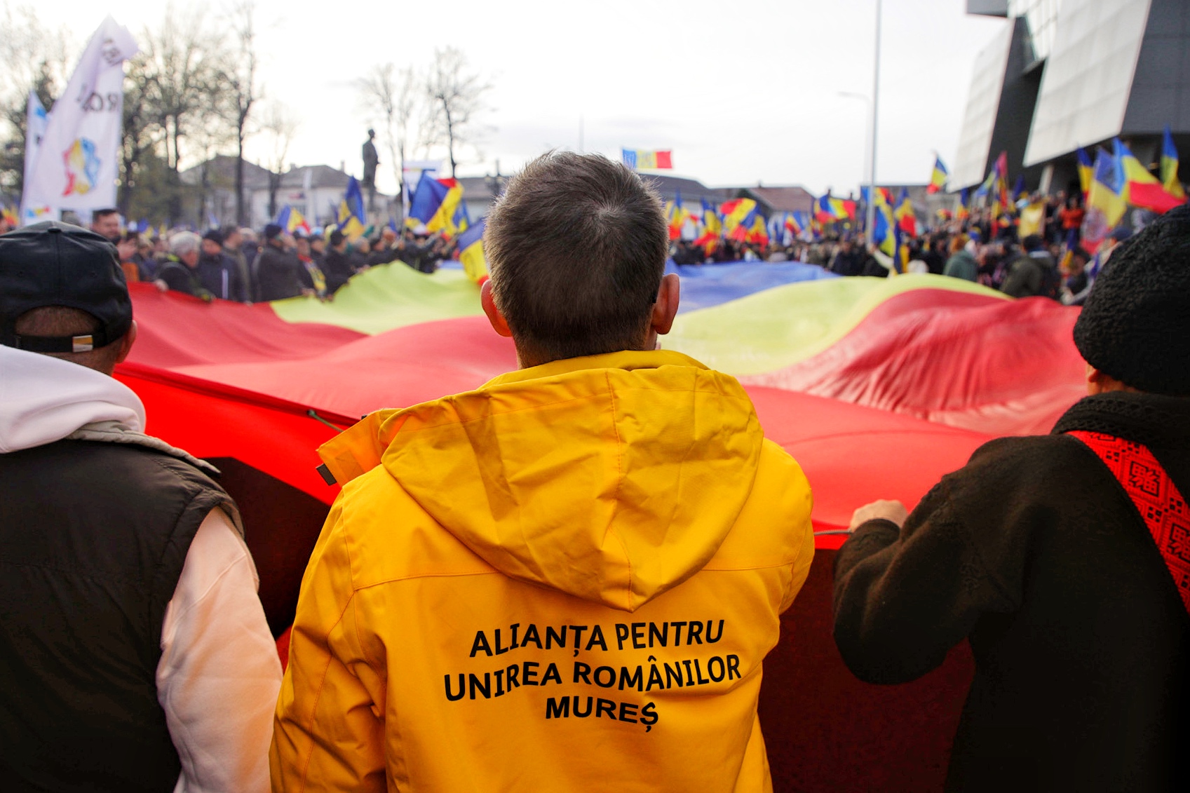 REPORTAJ. Am petrecut 24 de ore cu simpatizanții AUR care s-au urcat în „trenul Unirii”. Ce îi unește în cuget și-n simțiri pe susținătorii lui George Simion