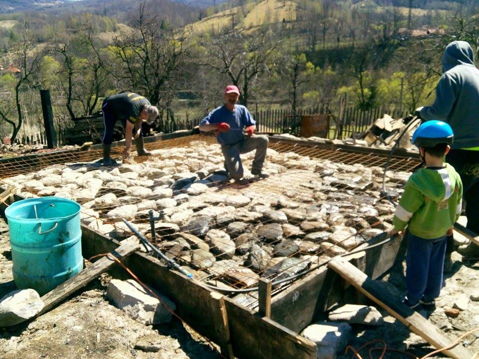 Un pompier din Hunedoara ridică o casă pentru un bătrân rămas pe drumuri. Gestul militarului, făcut în Săptămâna Mare