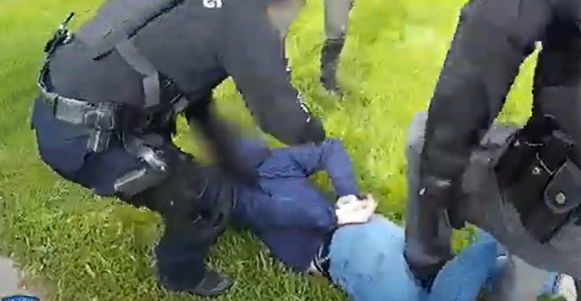 Kőkemény akcióban kapcsolták le a pécsi drogdílert – videón az elfogás