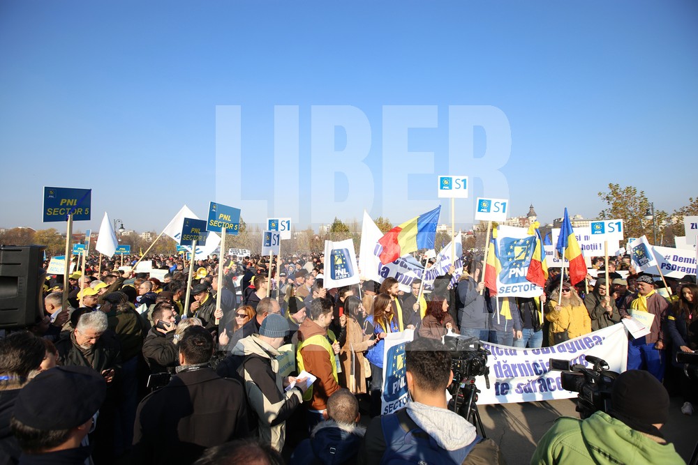 Protest la Parlament, împotriva măsurilor luate de Executiv / FOTO&VIDEO