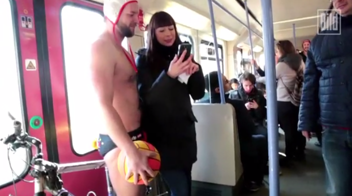 Poloiștii au călătorit cu tramvaiul echipați doar cu slipi și căști