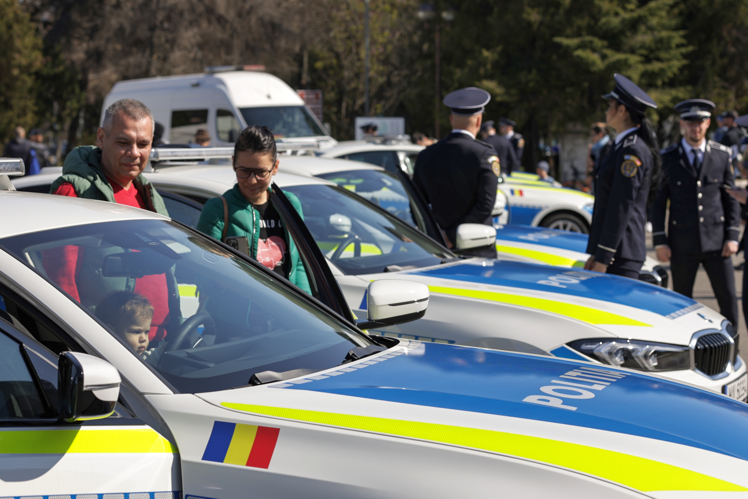 FOTO. Ziua Poliției Române, sărbătorită în avans. Sute de persoane în Parcul Herăstrău, unde au putut vedea echipamentele din dotarea Poliţiei