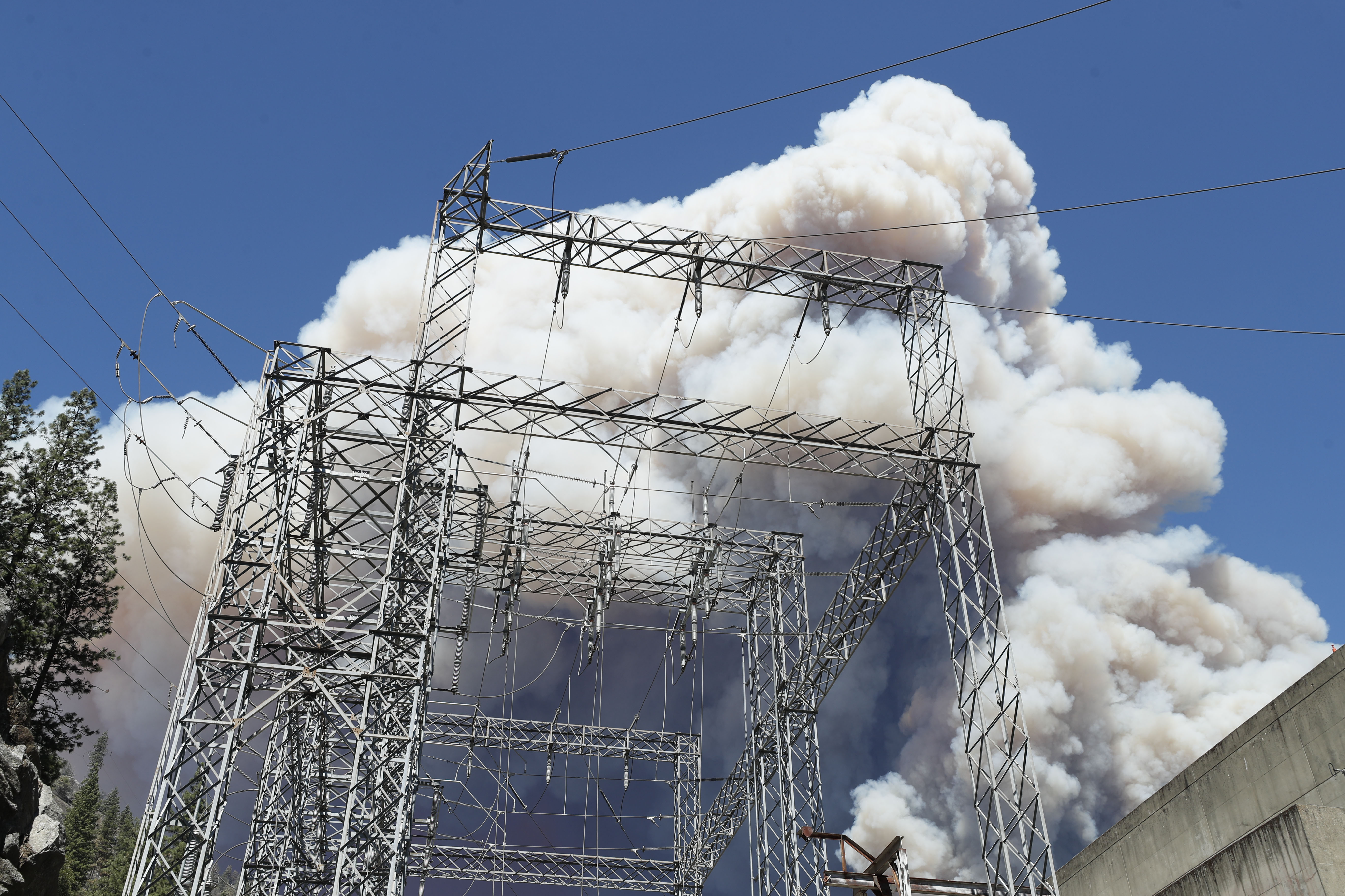 Incendiul uriaș din California creează propriul climat. Cu ce se luptă peste 5.400 de pompieri americani
