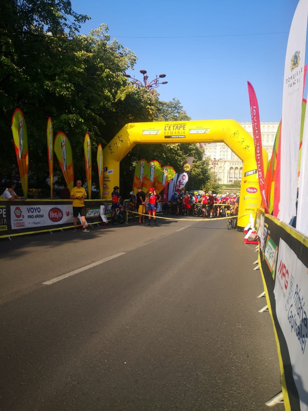 Incident la L'Etape by Tour de France. Doi cicliști au căzut, după ce unul a încercat să evite linia de tramvai
