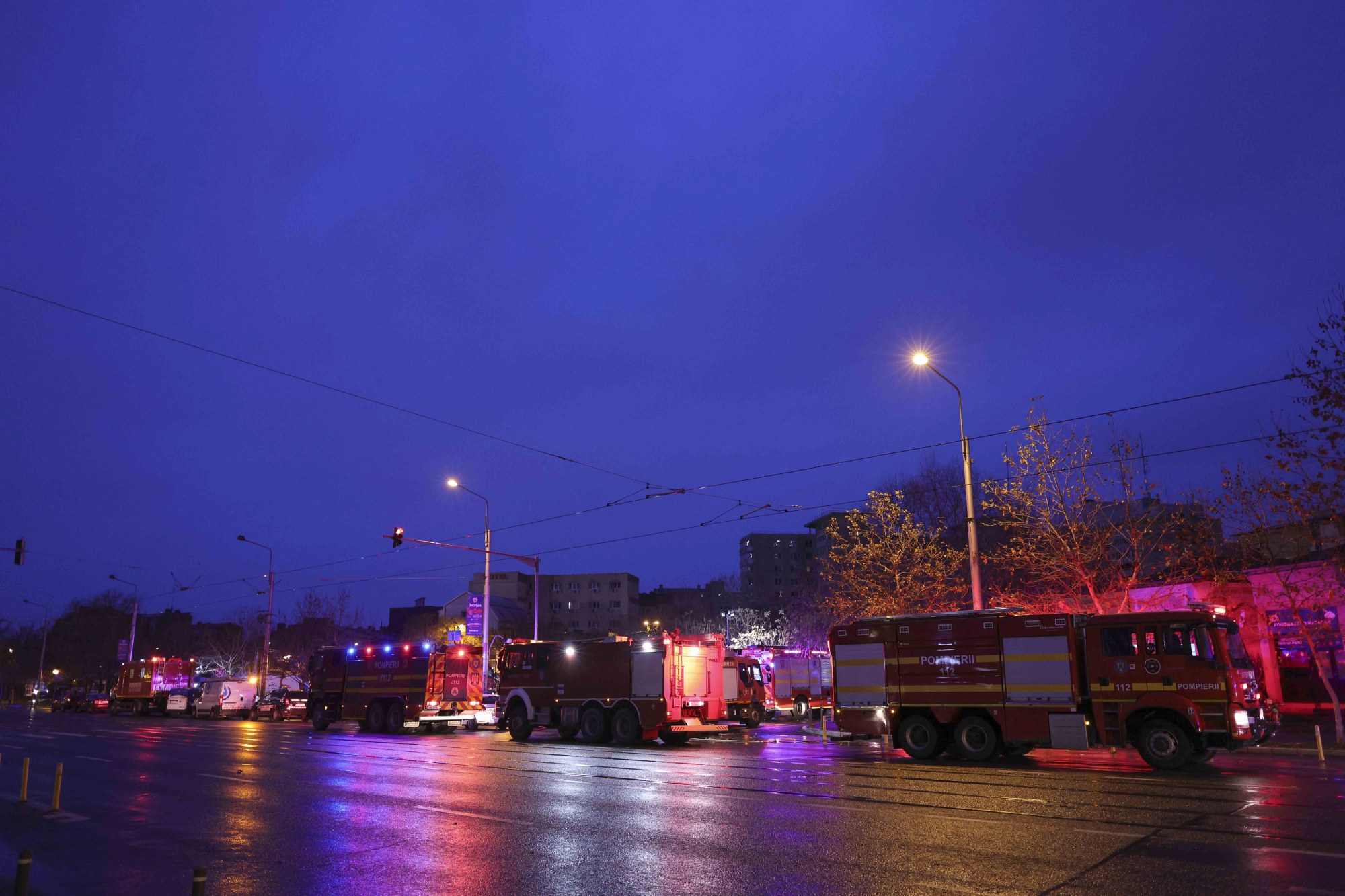 Noi imagini cu incendiul din Piața Matache din București. Au ars mai multe magazine