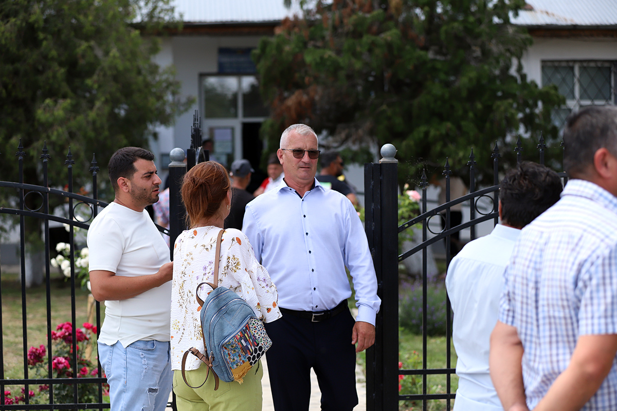 REPORTAJ Alegeri 2024 | Poliție, jandarmi și o bunică speriată de propria nepoată la Belciugatele: „M-a făcut în tot felul că am urcat în mașina primarului!”